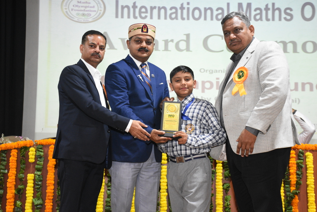 Vikrant receiving award at IMO